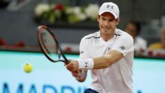El tenista brit&aacute;nico Andy Murray devuelve una bola durante su partido ante Borna Coric en el Mutua Madrid Open de 2017.