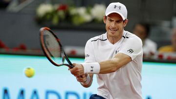 El tenista británico Andy Murray devuelve una bola durante su partido ante Borna Coric en el Mutua Madrid Open de 2017.