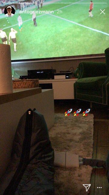 Griezmann viendo el Betis-Atlético de Madrid desde su casa