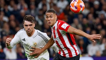 MADRID, 20/04/2025.- El defensa del Real Madrid Raúl Asencio (i) disputa un balón con Maroan Sannadi, del Athletic, en el partido de la jornada 32 de LaLiga que Real Madrid y Athletic Club de Bilbao disputan este domingo en el estadio Santiago Bernabéu, en Madrid. EFE/Mariscal