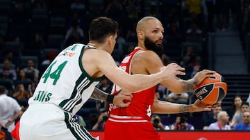 Evan Fournier, del Olympiacos, ante Konstantinos Mitoglou, del Panathinaikos.