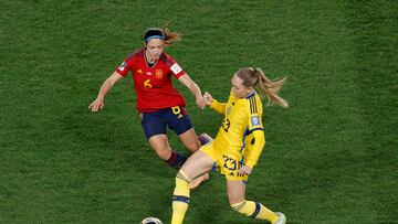 Soccer Football - FIFA Women’s World Cup Australia and New Zealand 2023 - Semi Final - Spain v Sweden - Eden Park, Auckland, New Zealand - August 15, 2023 Sweden's Elin Rubensson in action with Spain's Aitana Bonmati REUTERS/Amanda Perobelli