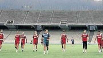 <b>ENTRENAMIENTO. </b>El Sevilla se ejercitó ayer por la tarde en el campo de Atenas en el que hoy se medirá al AEK.