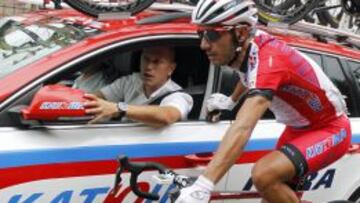 Joaquim Purito Rodr&iacute;guez conversando con el cuerpo t&eacute;cnico del Katusha durante la 19&ordf; etapa de la Vuelta a Espa&ntilde;a 2014.