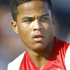 Monchi gana la batalla por Kluivert: acuerdo con el Roma