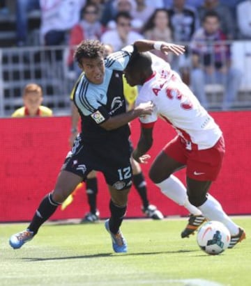 El jugador del Almería Azeez (d) disputa un balón con Rafinha, del Celta de Vigo.