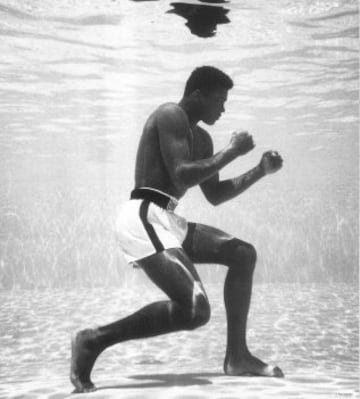 Muhammad Ali entrenando bajo el agua en una piscina del hotel Pool en 1960.
