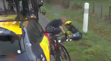 Juan Ayuso abandonó la París-Niza cuando era líder de la carrera tras una dura caída por la que fue trasladado al hospital.