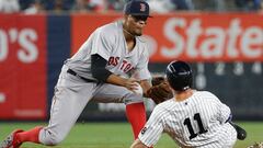 Xander Bogaerts cubre la segunda ante la barrida de Brett Gardner. 