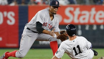 Xander Bogaerts cubre la segunda ante la barrida de Brett Gardner. 