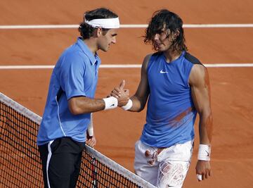 En 2006 se enfrentaron por primera vez en una final de Roland Garros. El manacorí salió victorioso tras vencer al suizo 1-6, 6-1, 6-4, 7-6(4). 