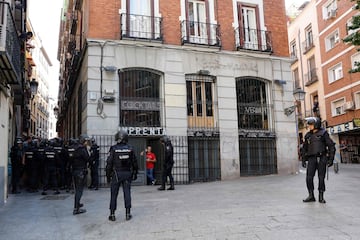 Agentes de policía escoltan a los seguidores del Feyenoord desde la Plaza Mayor de Madrid hasta los alrededores del Metropolitano.