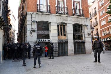 Agentes de policía escoltan a los seguidores del Feyenoord desde la Plaza Mayor de Madrid hasta los alrededores del Metropolitano.