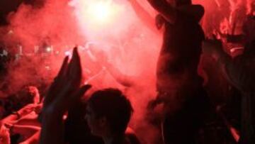 Fanáticos rusos celebran en una vía pública la victoria de su selección nacional en el primer partido de la Eurocopa 2012 ante República Checa.