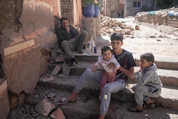 Una familia sentada afuera de su casa después de un terremoto en la aldea de Moulay Brahim, cerca de Marrakech, Marruecos.