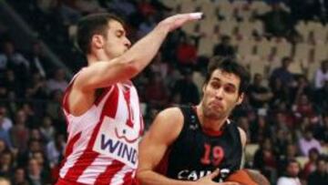 <b>ANULADO. </b>El israelí Halperin frena a San Emeterio.