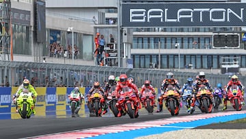 Riders compete during the start of the sprint race ahead of motorcycle Hungarian Moto GP Grand Prix at the Balaton Park circuit in Balatonfokajar, Hungary, on August 23, 2025. (Photo by ATTILA KISBENEDEK / AFP)