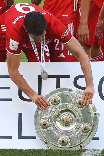 Robert Lewandowski coloca el trofeo antes de la foto oficial de campeones. 