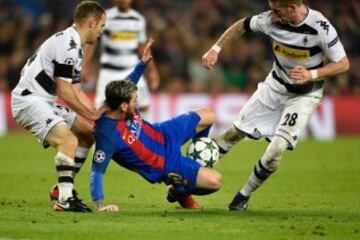 Lionel Messi entre Andre Hahn y Tony Jantschke.