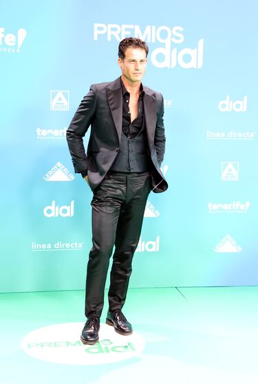 Ivan Noda, posando en la alfombra verde de los Premios Dial  Tenerife 2026
