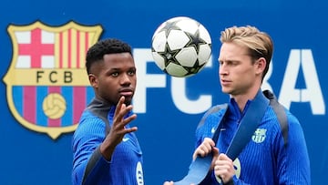 GRAFCAT8383. BARCELONA, 18/09/2024.- Los jugadores del FC Barcelona, Ansu Fati (i) y Frenkie de Jong (d), durante el entrenamiento que el equipo azulgrana ha realizado este miércoles en el estadio Johan Cruyff antes de viajar a Mónaco donde mañana debutan en la Liga de Campeones ante el AC Monaco. EFE/Alejandro García