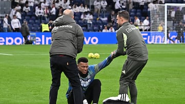 The Frenchman's knee injury is not only a concern against Benfica, but also, according to AS, against Getafe. "He's fit to play," Arbeloa predicted.