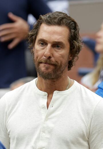 Matthew McConaughey durante la final del US Open entre Novak Djokovic y Daniil Medvedev en el USTA Billie Jean King National Tennis Center.