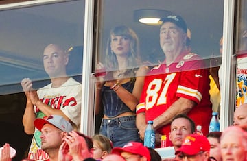 La cantante nacida en West Reading, un borough ubicado en el condado de Berks en el estado estadounidense de Pensilvania, ha vuelto a las gradas del Arrowhead Stadium para apoyar una temporada más a su novio, Travis Kelce y su amigo Patrick Mahomes durante el duelo entre Kansas City Chiefs y los Baltimore Ravens.