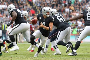 MEXICO CITY, MEXICO - NOVEMBER 19: Derek Carr #4 of the Oakland Raiders rolls out of the pocket looking to pass against the New England Patriots during the first half at Estadio Azteca on November 19, 2017 in Mexico City, Mexico.   Buda Mendes/Getty Images/AFP
== FOR NEWSPAPERS, INTERNET, TELCOS & TELEVISION USE ONLY ==