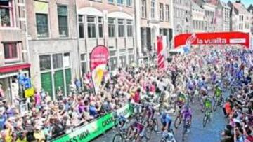 <b>ÉXITO DE PÚBLICO. </b>Así aparecían las calles de Zutphen para despedir a la Vuelta de España, que iniciaba su camino hacia Venlo.