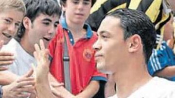 <b>ACLAMADO. </b>Oliveira saluda a los aficionados durante su presentación en La Romareda.