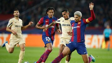 BARCELONA, 28/11/2023.- El defensa uruguayo del FC Barcelona, Ronald Araujo (d), disputa el balón ante el delantero brasileño del Oporto, Wanderson Galeno, durante el partido de la fase de grupos de la Liga de Campeones que FC Barcelona y Oporto disputan hoy martes en el estadio Olímpico de Montjuic. EFE/Alberto Estévez.
