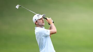 ATLANTA, GEORGIA - AUGUST 21: Russell Henley of the United States plays a shot on the 17th hole during the first round of the TOUR Championship 2025 at East Lake Golf Club on August 21, 2025 in Atlanta, Georgia. Jared C. Tilton/Getty Images/AFP (Photo by Jared C. Tilton / GETTY IMAGES NORTH AMERICA / Getty Images via AFP)