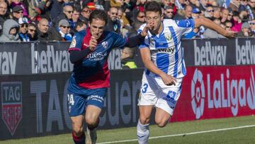 Miram&oacute;n pelea un bal&oacute;n con Vesga en el reciente Legan&eacute;s-Huesca de LaLiga Santander disputado en Butarque.