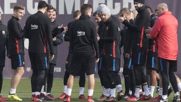 La plantilla en pleno ovacionó antes de la sesión preparatoria a Denis Suárez, que ayer cumplió 24 años.