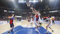 Nemanja Bjelica lanza por encima de Papamakarios y Doblas, ante la mirada de Nocioni y D&iacute;az.