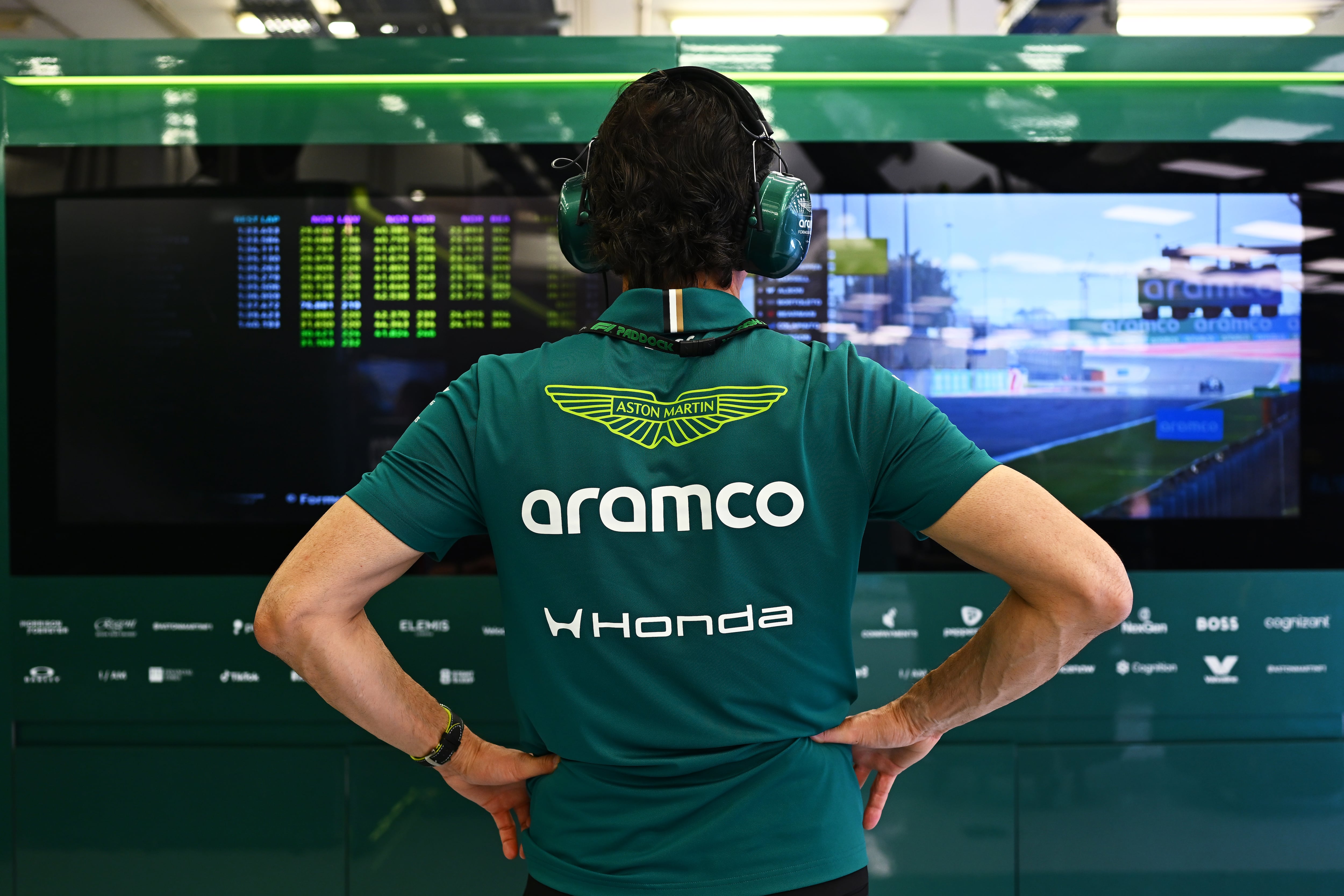 Pedro de la Rosa, en el garaje de Aston Martin. Sakhir, Bahréin. F1 2026.Sport, Motorsport, Formula One Racing
BAHRAIN, BAHRAIN - FEBRUARY 19: Pedro de la Rosa, Team Ambassador of Aston Martin F1 Team looks on in the garage during day two of F1 Testing at Bahrain International Circuit on February 19, 2026 in Bahrain, Bahrain. (Photo by Guido De Bortoli/LAT Images)