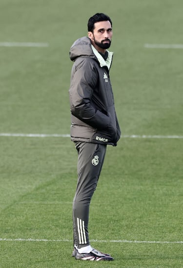 El nuevo entrenador del Real Madrid, Álvaro Arbeloa, dirige un entrenamiento en la Ciudad Deportiva Real Madrid en Valdebebas.