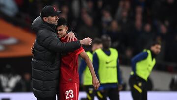 Jürgen Klopp y Luis Díaz durante un partido de Liverpool.