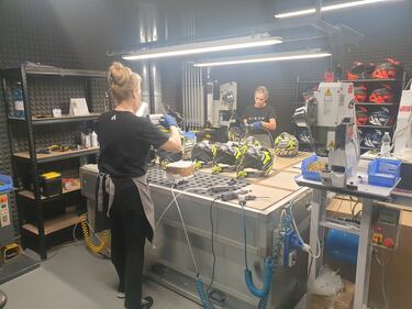 Así se fabrica un casco de carreras