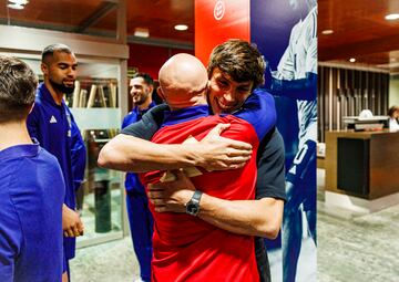 Los internacionales lesionados visitaron a sus compañeros antes de los encuentros de la Nations League contra Dinamarca y Serbia. En la imagen, Robin Le Normand con Luis de la Fuente.