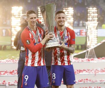 Torres y Saúl festejan la Europa League.