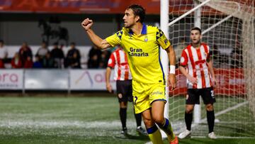 ONTIÑENA (HUESCA), 31/10/2024.- El centrocampista de la UD Las Palmas Jaime Mata celebra su gol, primero del equipo canario, durante el encuentro de primera ronda de la Copa del Rey que Ontiñena FC y UD Las Palmas disputan este jueves en el estadio Isidro Calderón. EFE/Javier Cebollada