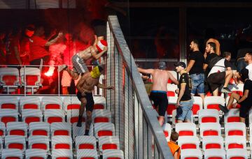 Brutal pelea entre los ultras del Niza y del Colonia en el partido de Conference League que ha dejado siete heridos, dos de ellos graves.  