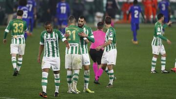 Los jugadores del Betis celebran el triunfo. 