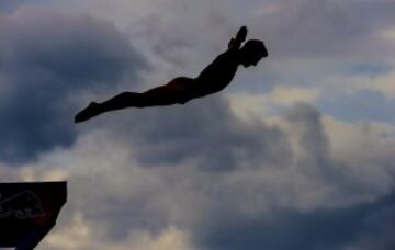 Un clavadista salta durante los entrenamientos de las series mundiales de la Red Bull Cliff Diving, la competición de saltos acrobáticos más importante del mundo, que se disputará el próximo sábado desde una plataforma de 27 metros de altura en el Puente de La Salve de Bilbao. 