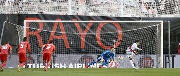 1-0. Adri¨¢n Embarba marc¨® de penalti el primer gol.