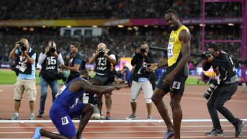 Justin Gatlin homenajea a Usain Bolt tras la final de 100 metros de Londres. El estadounidense venci&oacute; y el jamaicano fue tercero. 