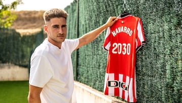 BILBAO, 23/06/2025.- El jugador Robert Navarro con su nueva camiseta donde el Athletic de Bilbao lo fichado hasta 2030, El atacante barcelonés deja al Mallorca y califica su llegada a San Mamés como un «paso importante en mi carrera. EFE/ATHLETIC CLUB***SOLO USO EDITORIAL/SOLO DISPONIBLE PARA ILUSTRAR LA NOTICIA QUE ACOMPAÑA (CRÉDITO OBLIGATORIO)***