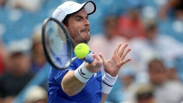 Andy Murray devuelve una bola ante Richard Gasquet durante su partido de primera ronda del Western and Southern Open, el Masters 1.000 de Cincinnati, en el Lindner Family Tennis Center de Mason, Ohio.